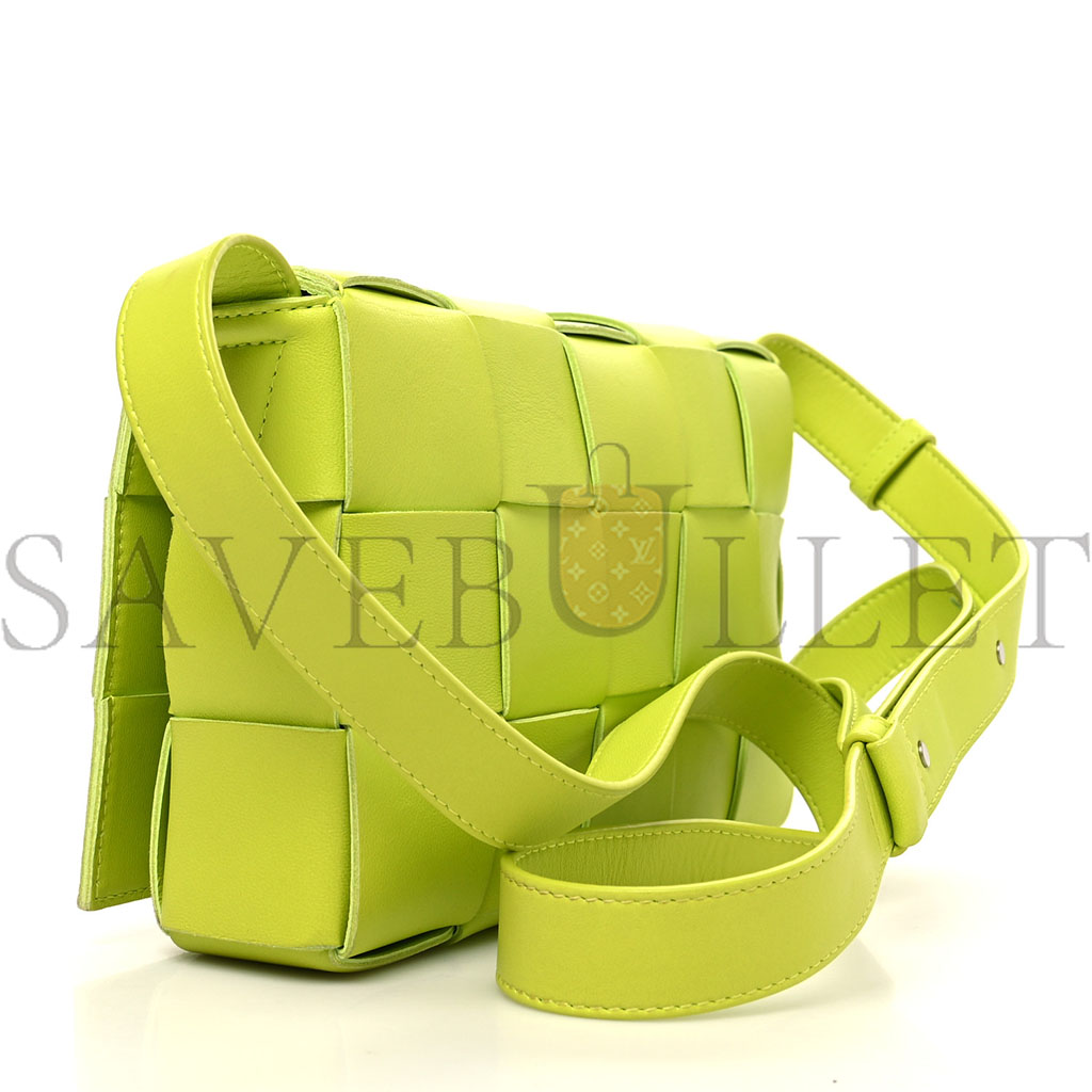 bo*te*ga Ve*ne*ta lambskin maxi intrecciato cassette crossbody bag acid kiwi (23*15*5.5cm)