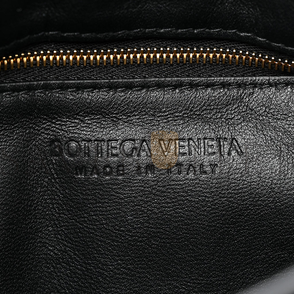 bo*te*ga Ve*ne*ta lambskin maxi intrecciato padded chain cassette crossbody bag black (25*15*8cm)