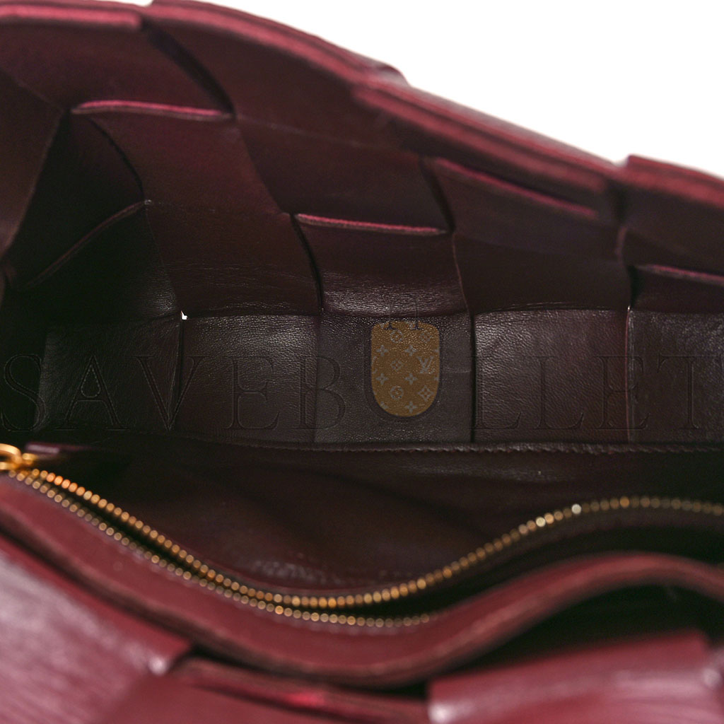 bo*te*ga Ve*ne*ta grained calfskin maxi intrecciato cassette crossbody bag bordeaux (23*15*5.5cm)