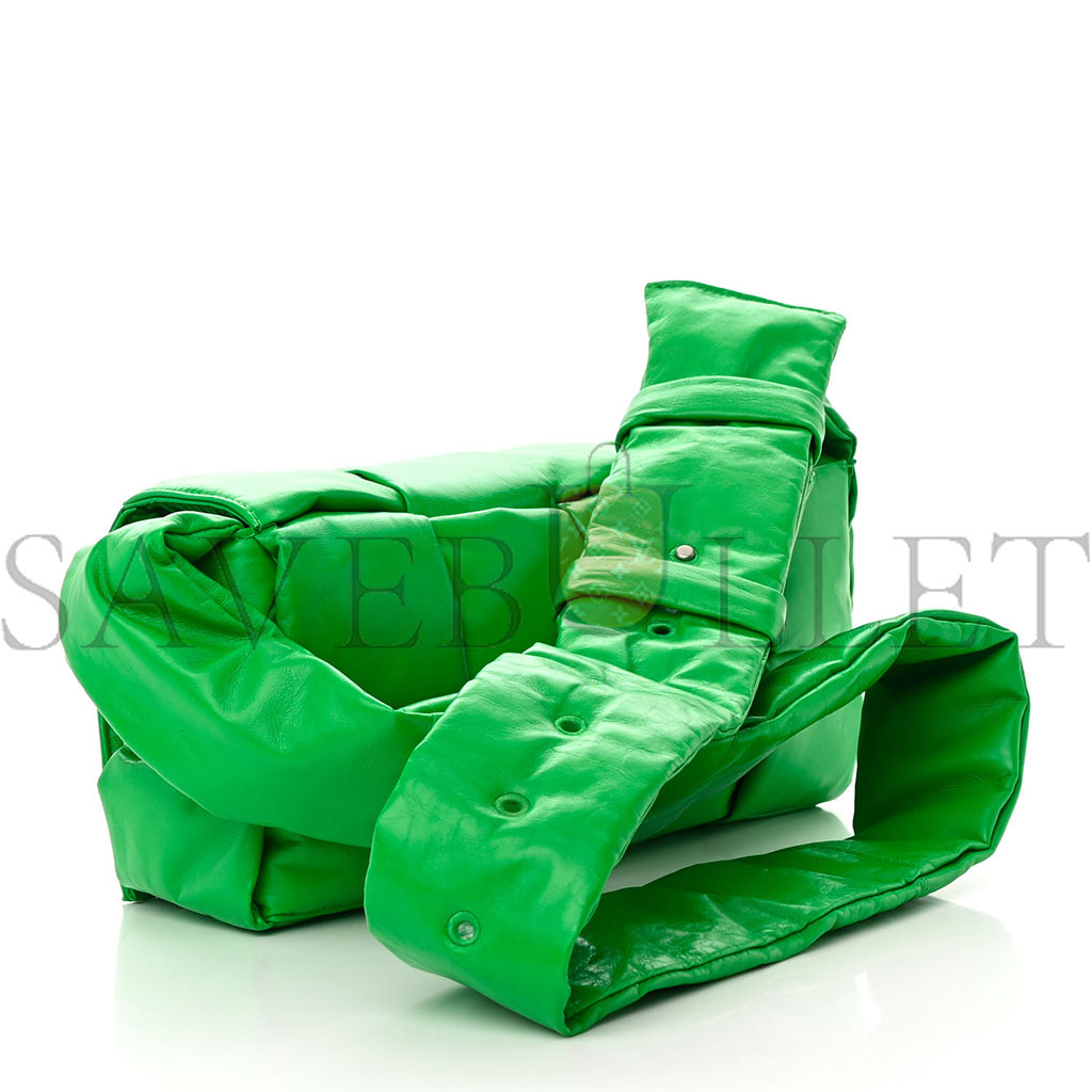 bo*te*ga Ve*ne*ta paper calfskin intrecciato padded medium cassette parakeet (29*16*8cm)