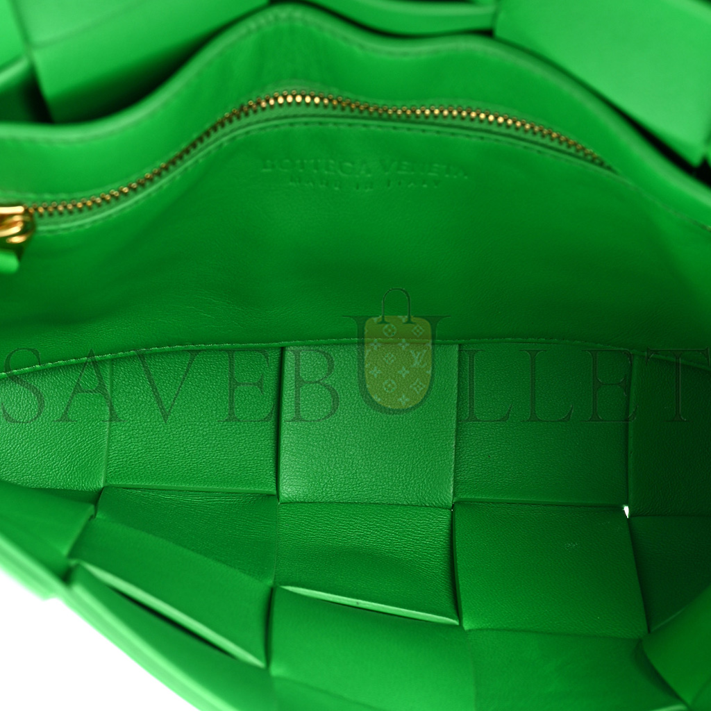 bo*te*ga Ve*ne*ta patent maxi intrecciato cassette crossbody bag parakeet (23*15*5.5cm)