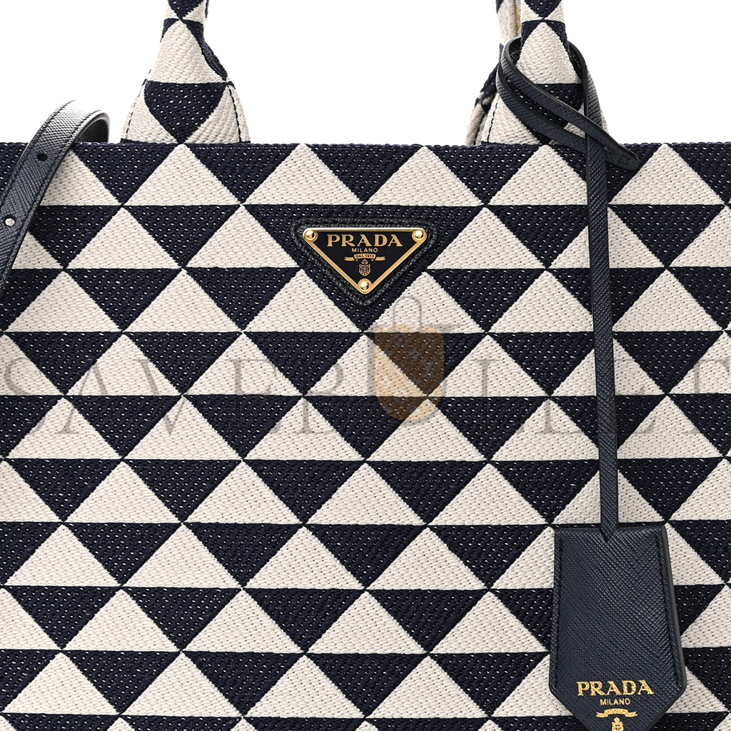 Pra*a jacquard saffiano triangolo symbole embroidered small tote baltico talco (29*22*9cm)